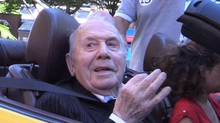 Gli ospiti di Casa Serena provano i bolidi della Ferrari