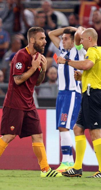 Serataccia Roma Due espulsioni folli e il Porto ringrazia 