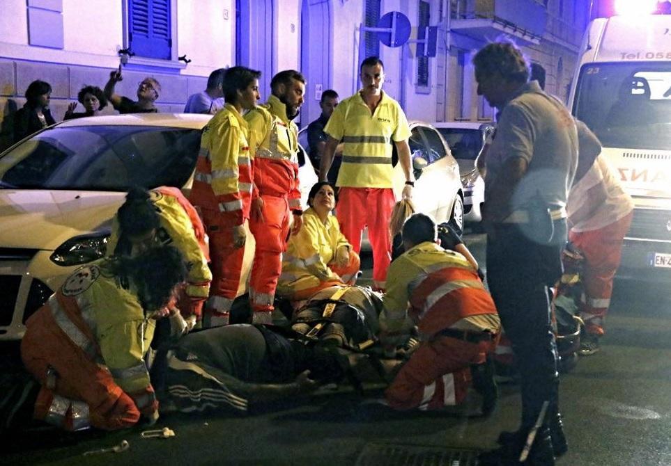 I volontari della Svs soccorrono i feriti in via Terreni (Marzi Pentafoto) 