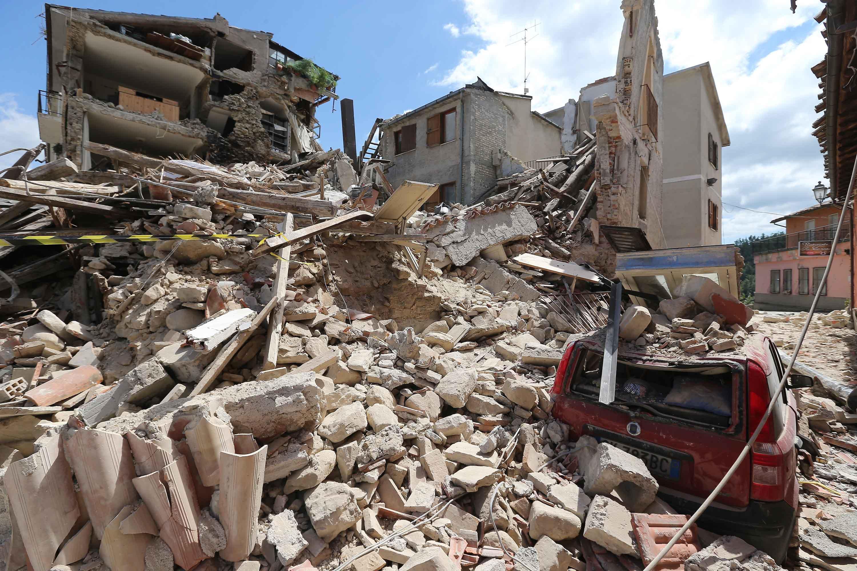 Terremoto nel Centro Italia, due giovani nuoresi estratti dalle macerie: sono feriti