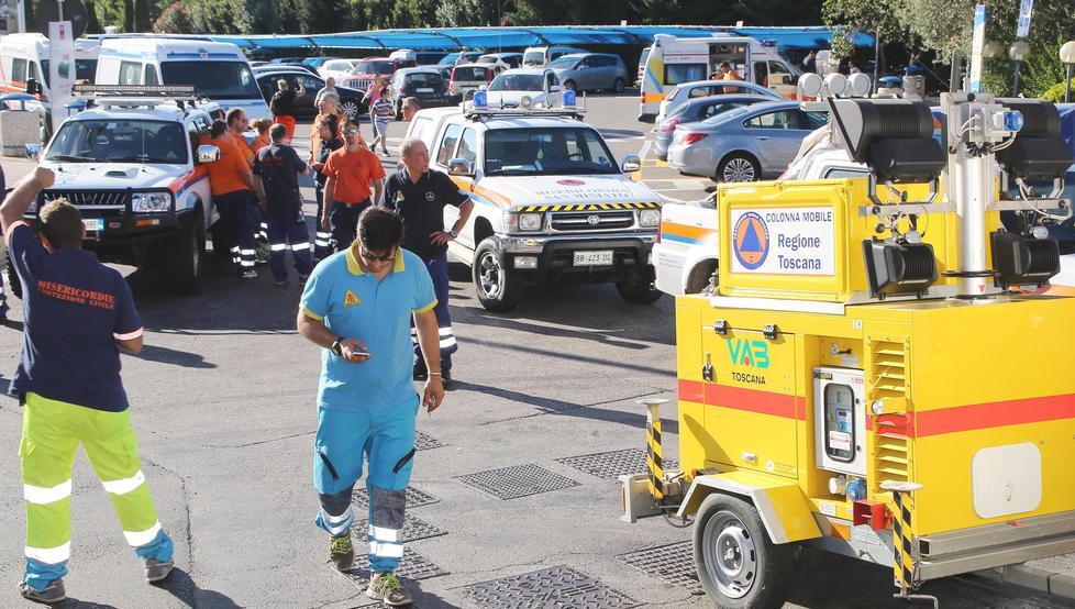 Protezione civile e volontari ad Amatrice per allestire un campo da 512 posti 