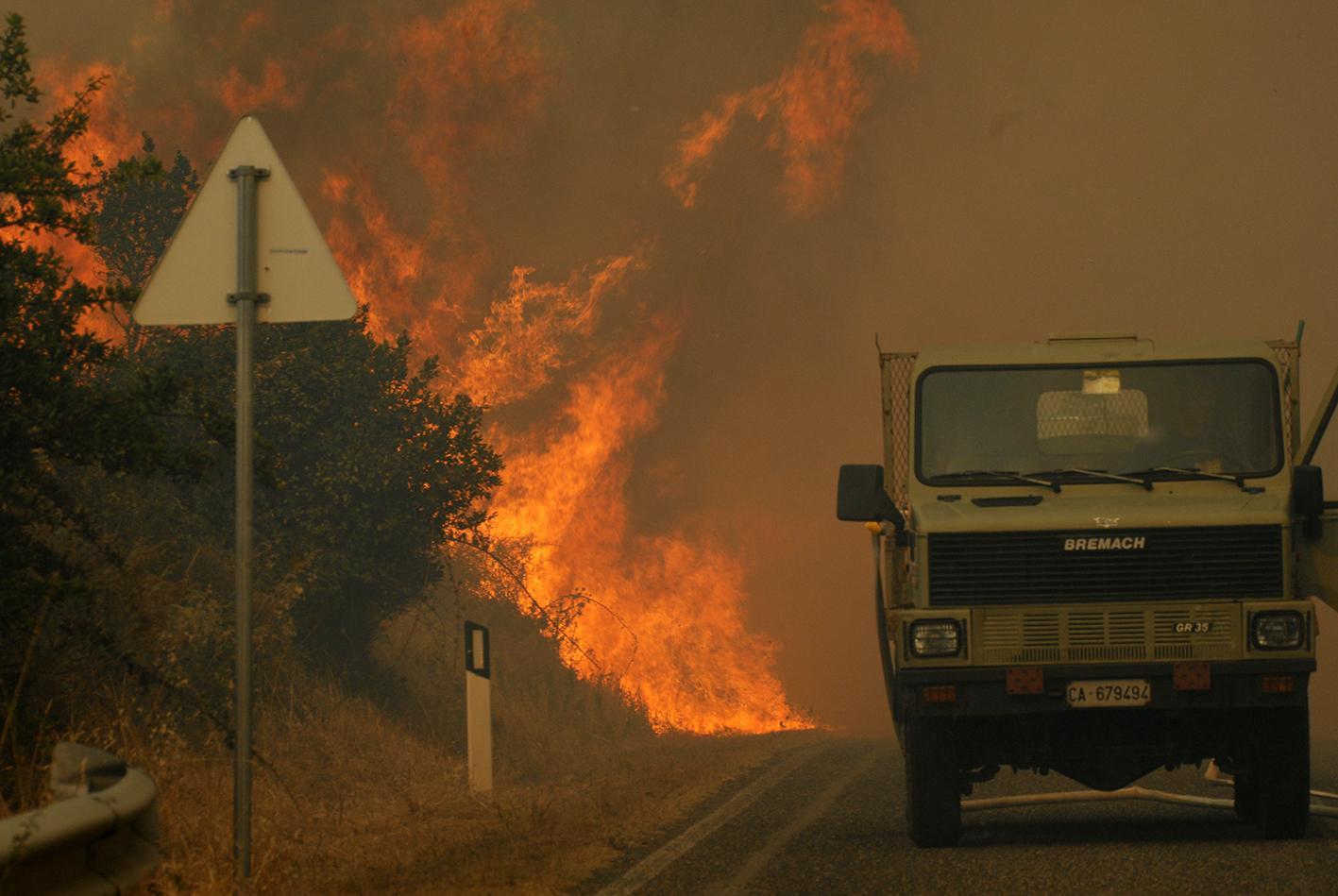 Un momento dell'incendio di ieri nel Montiferru (foto F.G. Pinna)
