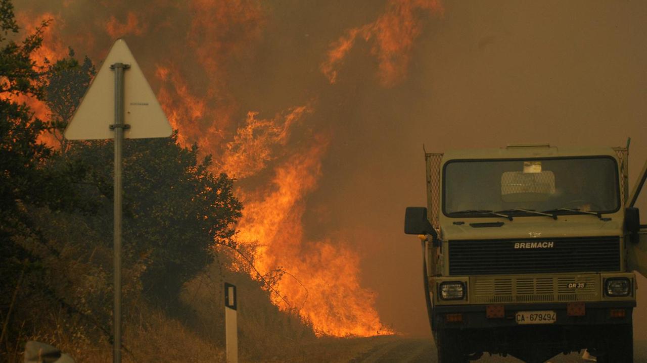 Un momento dell'incendio di ieri nel Montiferru (foto F.G. Pinna)