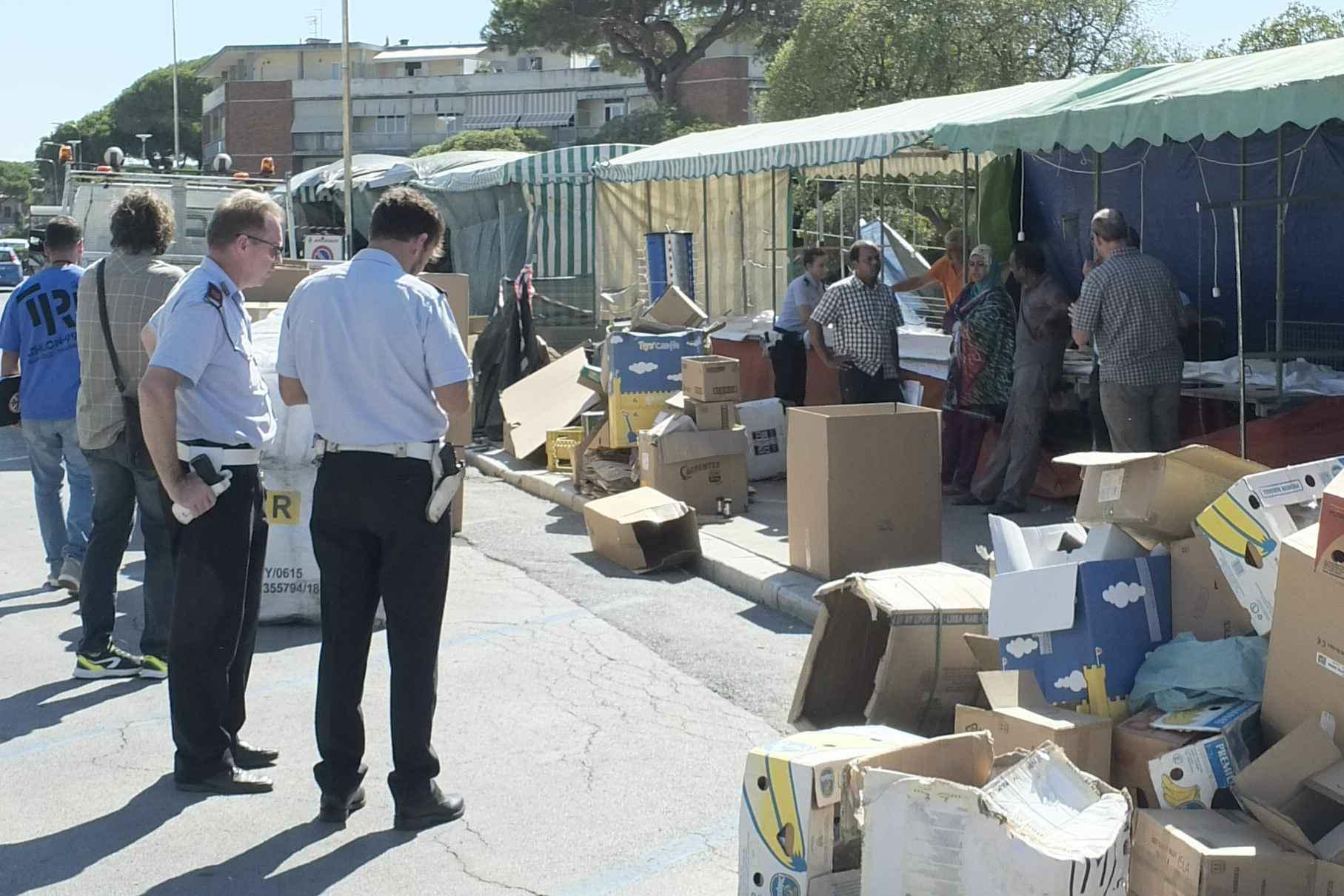 I vigili urbani durante lo sgombero a Tirrenia (foto Fabio Muzzi)