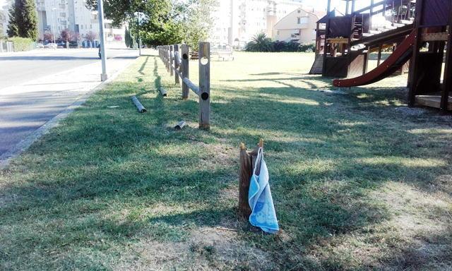 Vandali al parco di Serravalle: divelta una staccionata