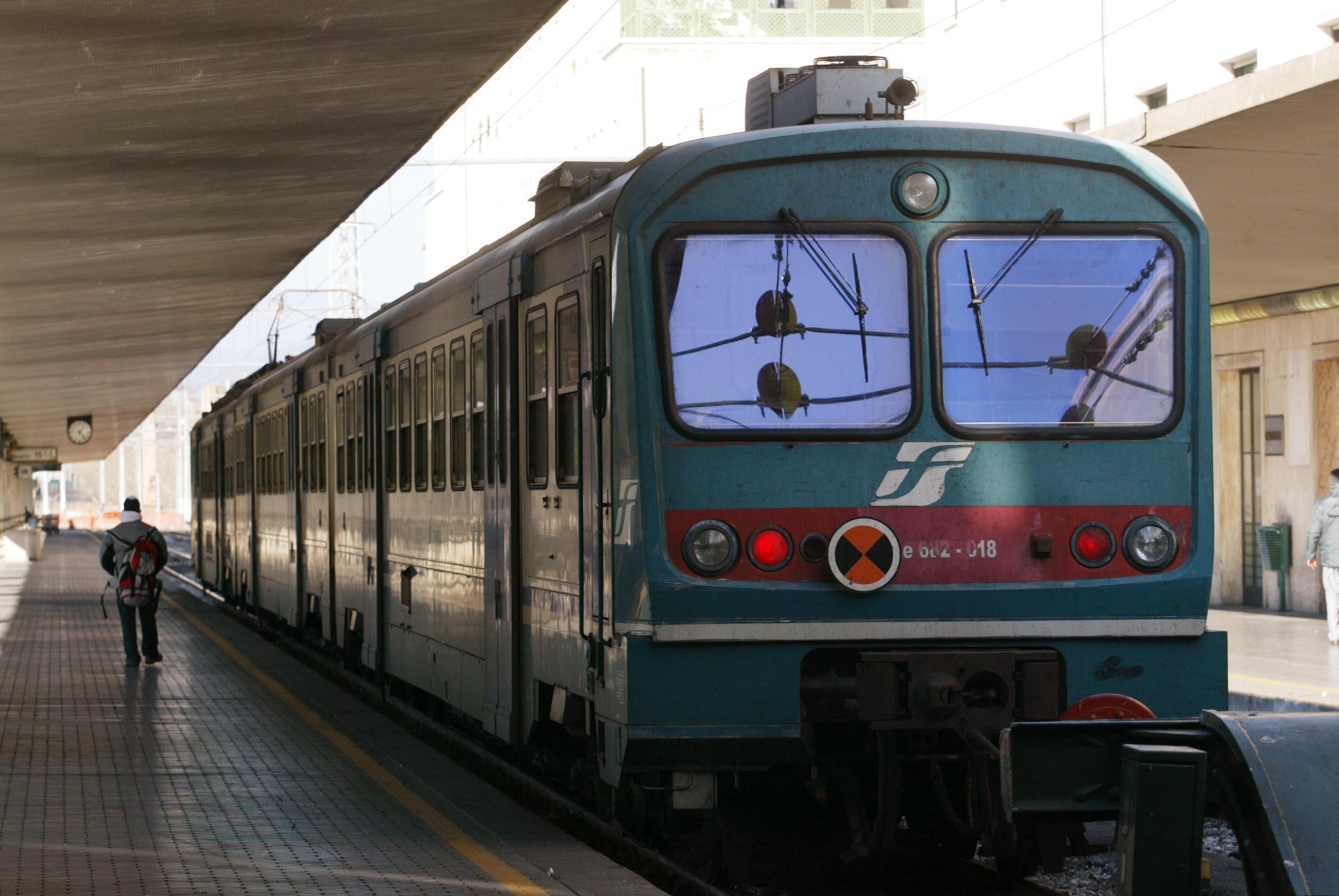 Minorenne tenta il viaggio aggrappato al treno, salvato