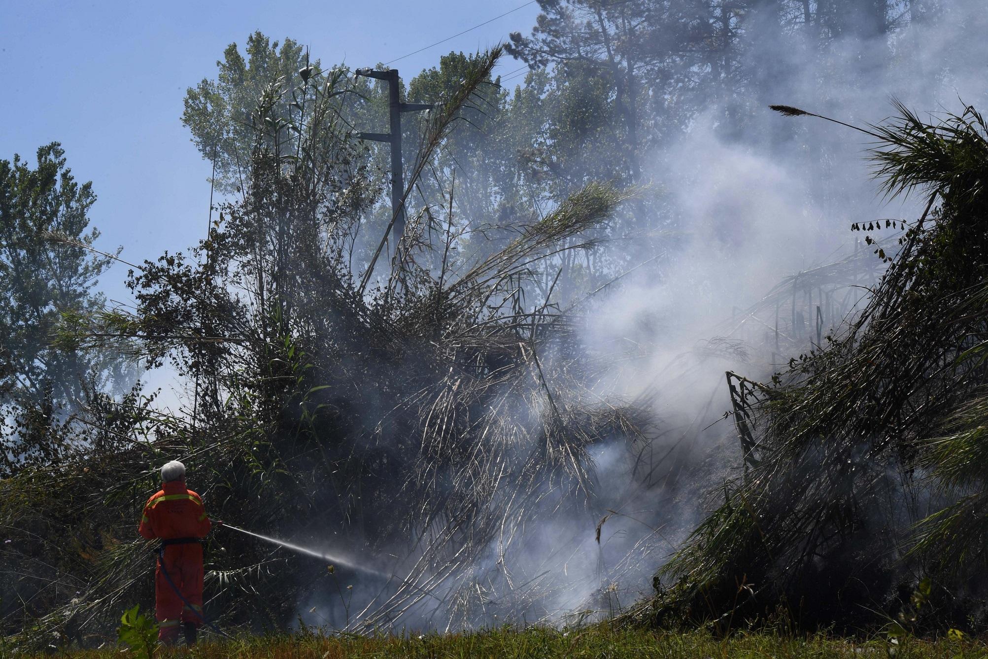L'operazione di spegnimento delle fiamme a San Ruffino (Foto Franco Silvi)