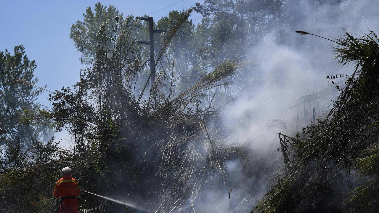 L'operazione di spegnimento delle fiamme a San Ruffino (Foto Franco Silvi)