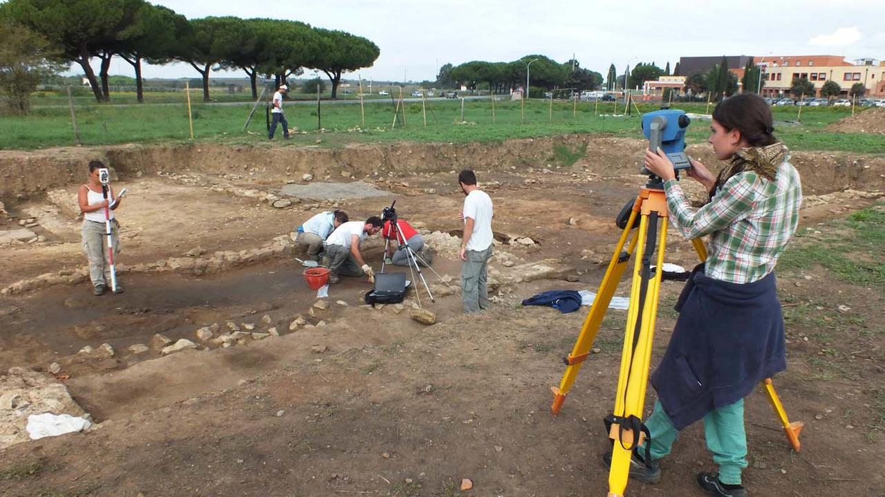 Una precedente campagna di scavo tra la villa romana e l'annessa stazione di posta lungo la via Aurelia (foto Paolo Barlettani)