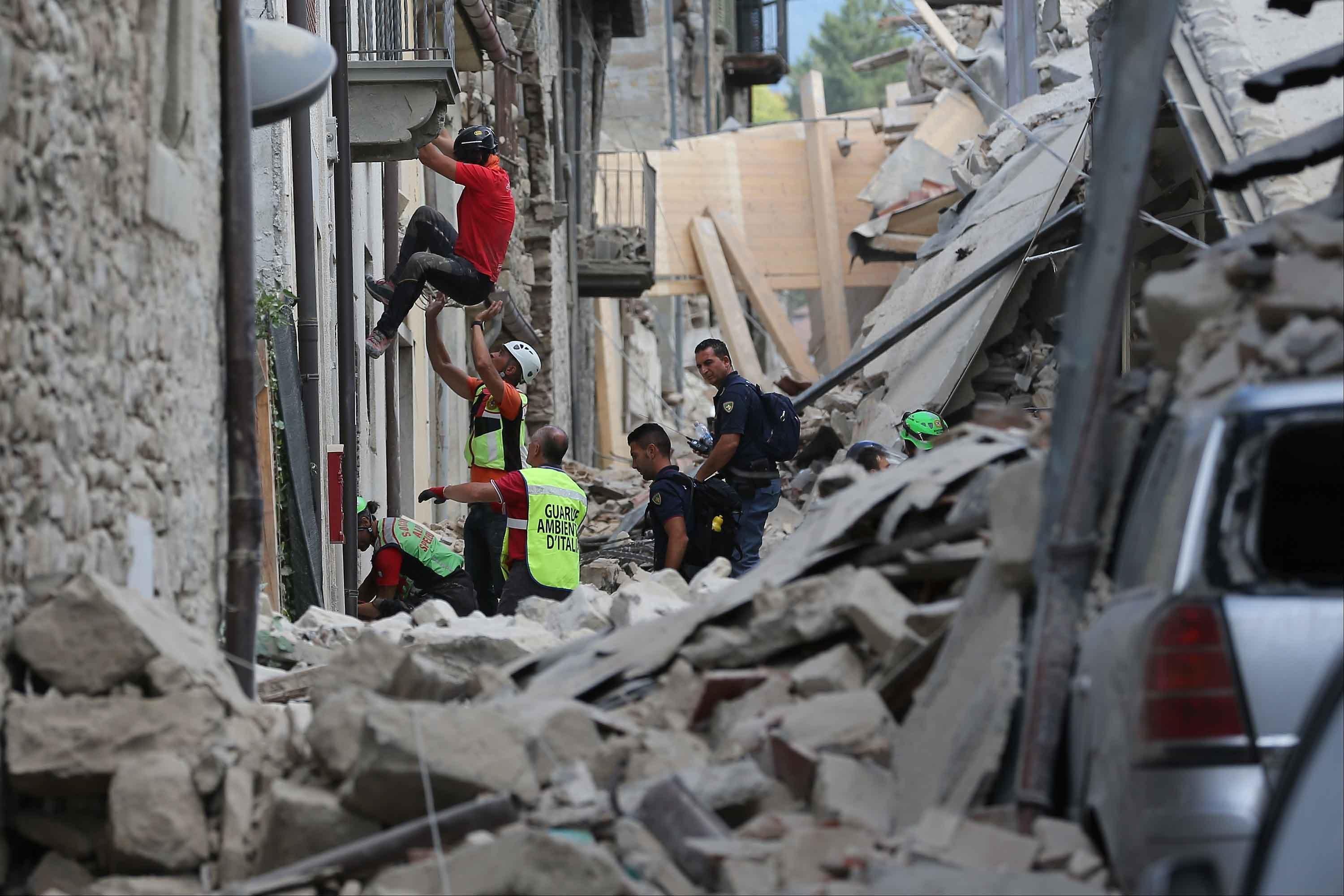 Volontari in azione nelle zone terremotate