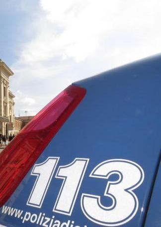 Giovane fermato dagli agenti mentre cerca di impiccarsi