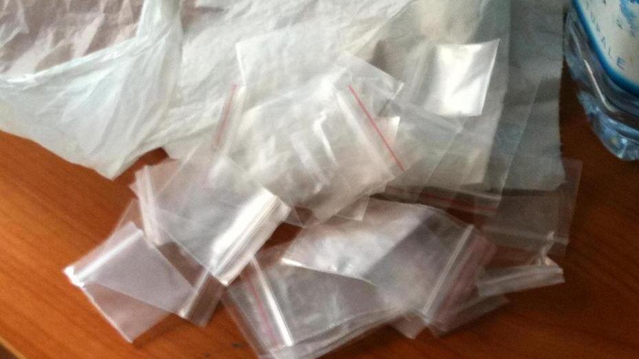 Cercano la pistola, trovano droga