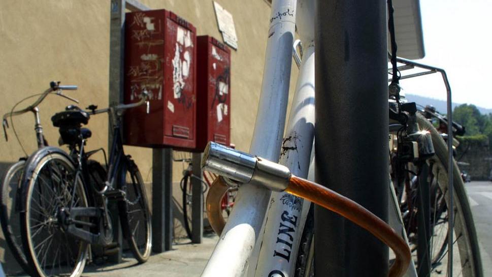 Sorpreso in sella a una bici rubata