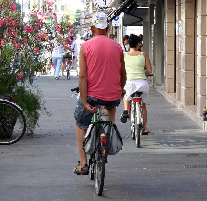 Bici proibite in via Battisti ma in tanti ignorano il divieto