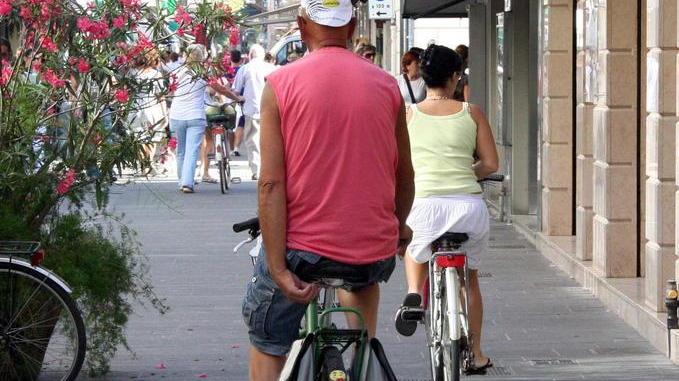 Bici proibite in via Battisti ma in tanti ignorano il divieto