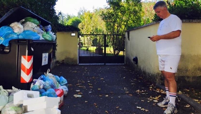 Rifiuti ammassati sulla strada L’ira del sindaco: ora basta 