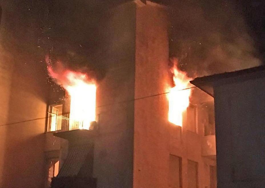 Palazzina a fuoco, i due appartamenti sono ormai distrutti 