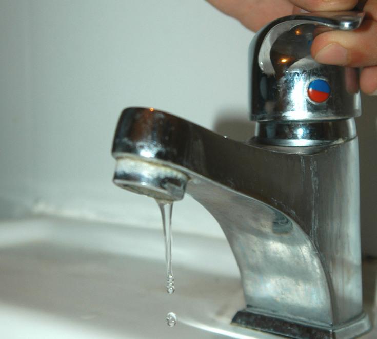 Acqua ancora puzzolente «Ora lo sconto in bolletta» 
