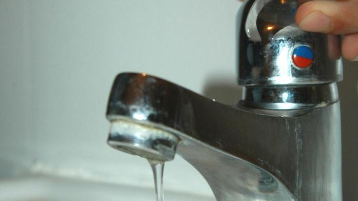Acqua ancora puzzolente «Ora lo sconto in bolletta»