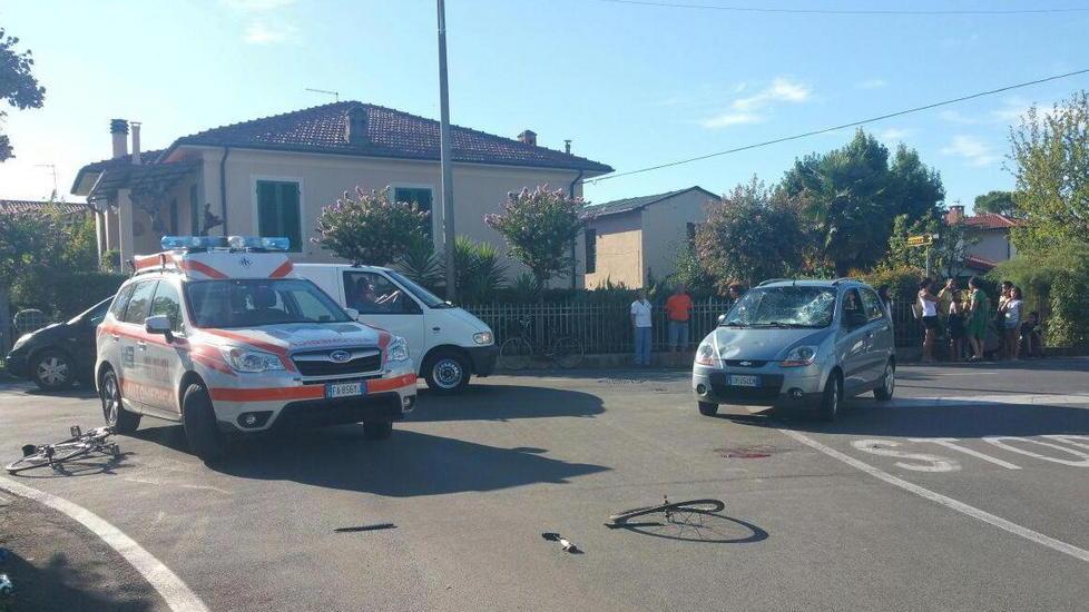 Scontro auto-bici: un ferito in ospedale