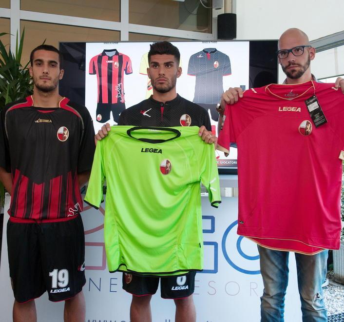 La pantera rossonera cambia pelle ecco le nuove maglie 