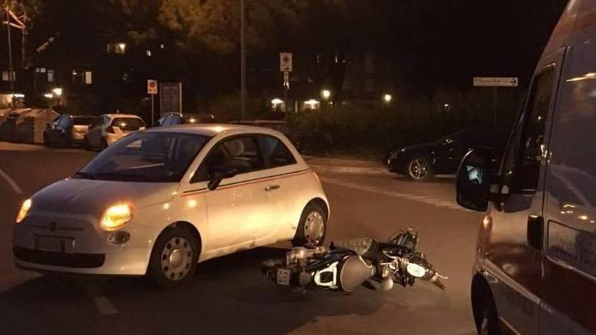 Scontro auto-scooter: 15enne ferito
