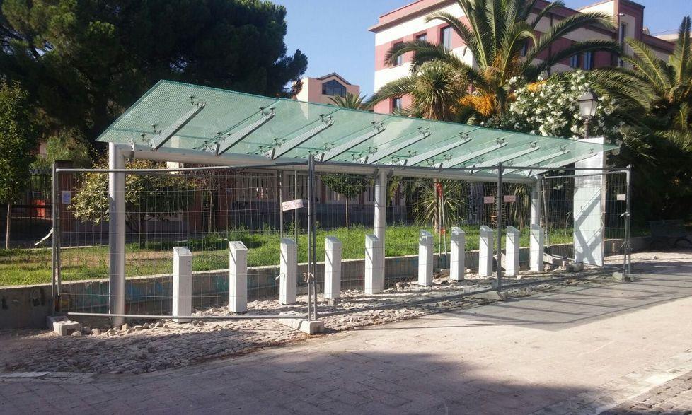 In abbandono la pensilina per le bici