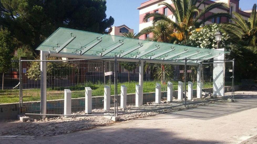 In abbandono la pensilina per le bici