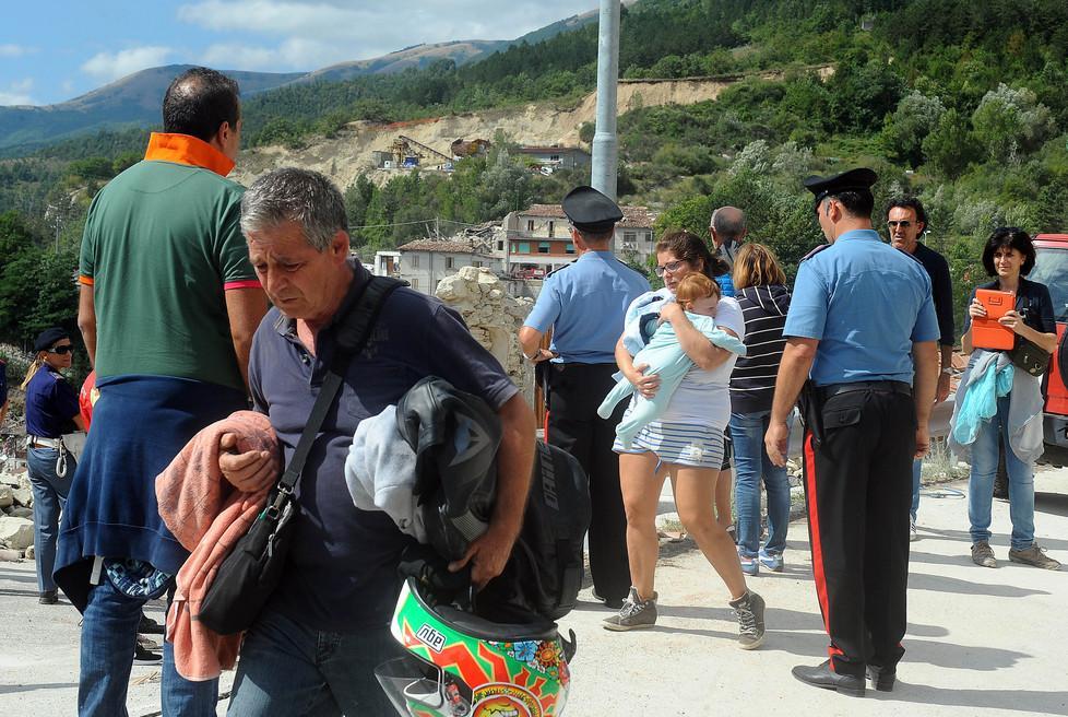 Una notte passata per strada mentre la terra trema ancora