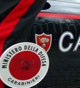 Orina davanti ai carabinieri e viene multato per 3000 euro