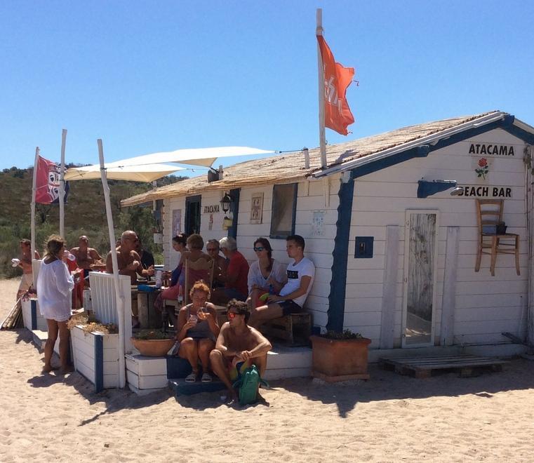 Sedie e ombrelloni sotto sequestro, bagnanti in rivolta 