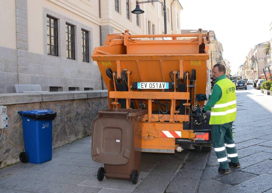 Rifiuti, multe da 250 euro per chi differenzia male 