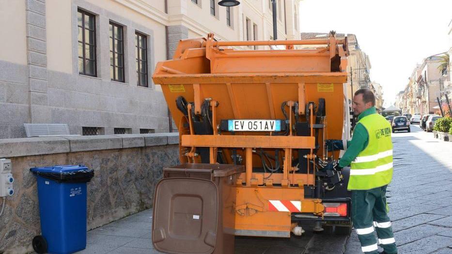 Rifiuti, multe da 250 euro per chi differenzia male