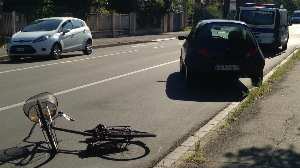 Anziana in bici travolta sfonda parabrezza
