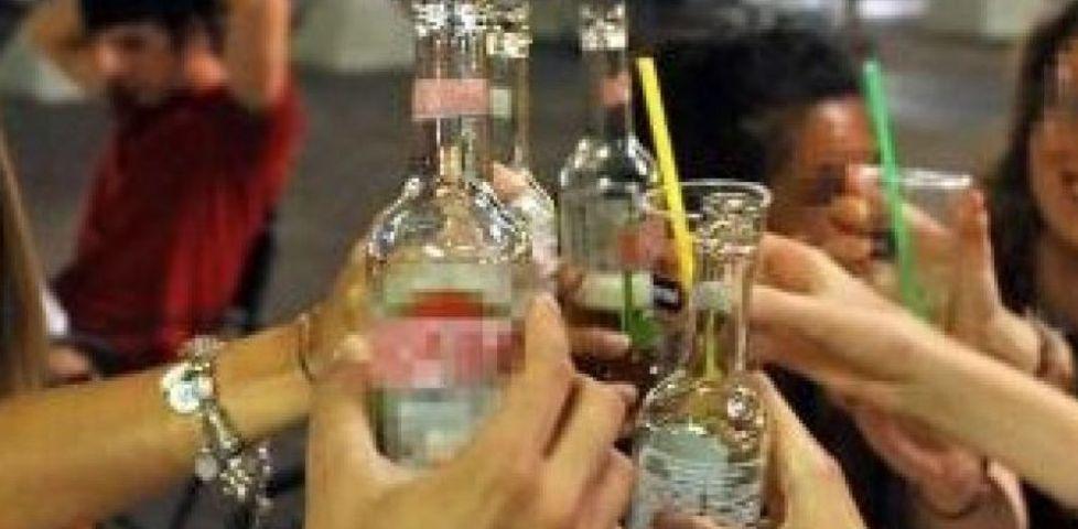 Lotta all’abuso di alcol il divieto slitta alle 22 