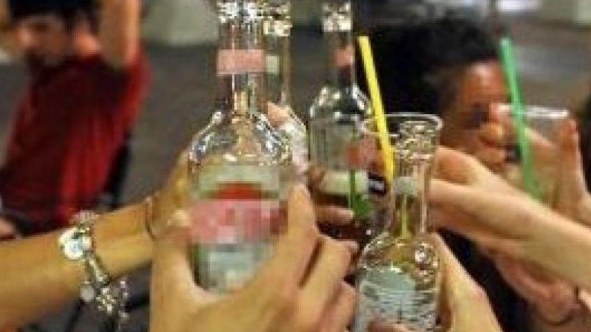 Lotta all’abuso di alcol il divieto slitta alle 22