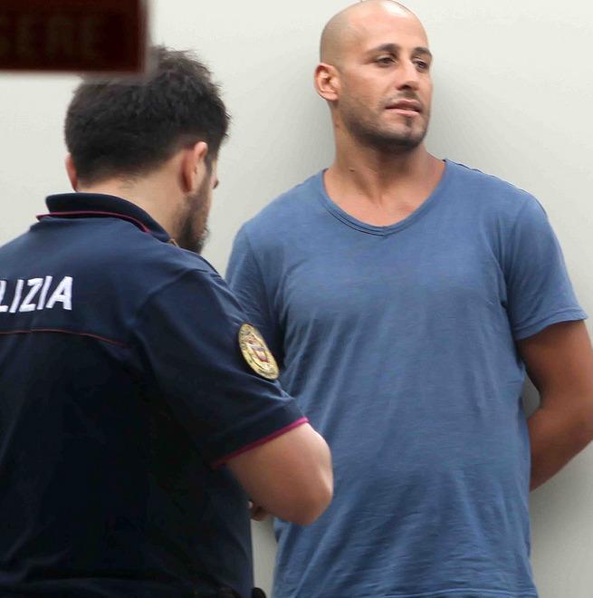 Spaccia cocaina davanti a un poliziotto in borghese 