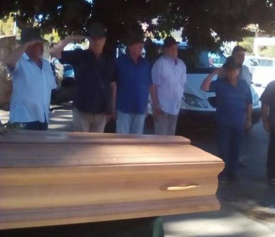 Il prete pacifista mette alla porta gli alpini al funerale 