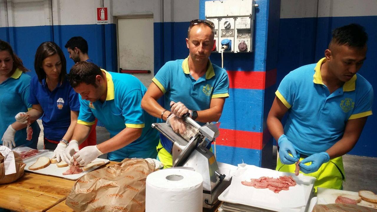 I volontari della Misericordia di Empoli preparano i pasti per gli sfollati