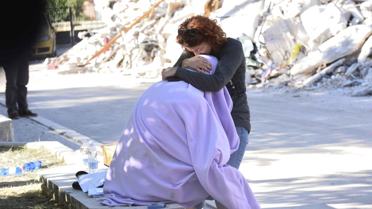 Amatrice, il figlio di una delle vittime consolato dalla moglie (foto Piero Cruciatti / LaPresse)