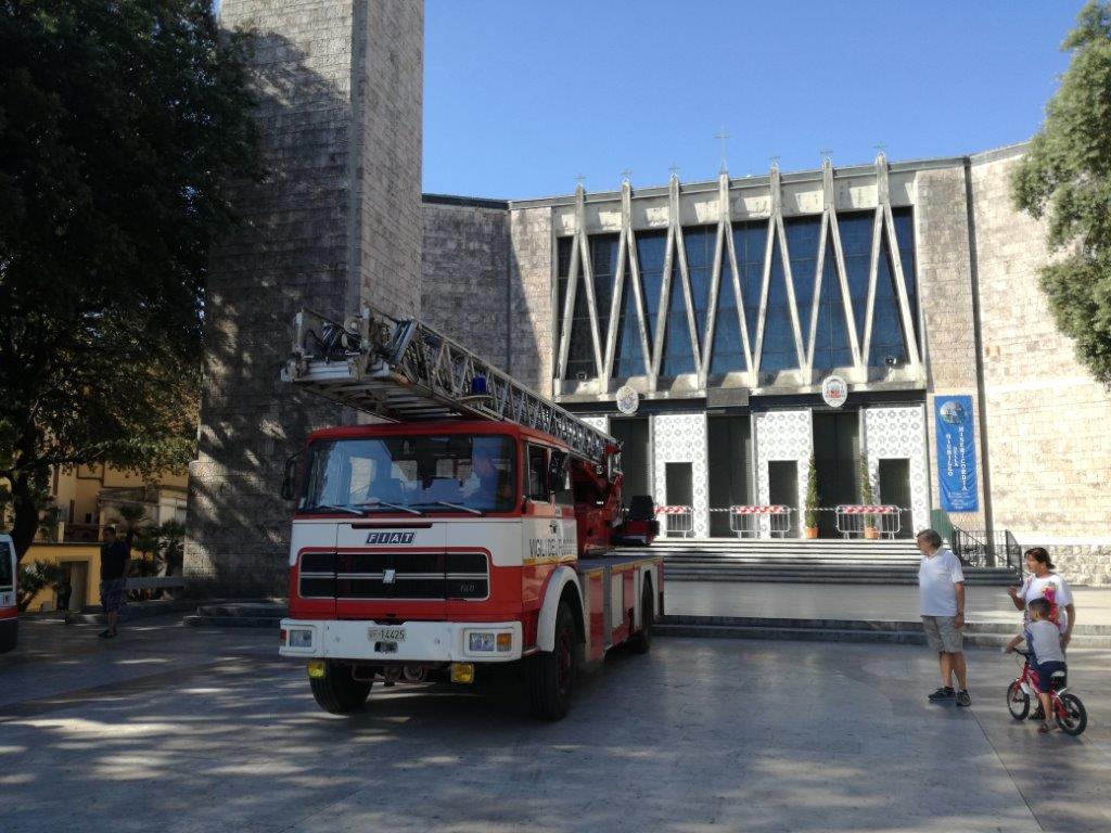L'autoscala dei vigili del fuoco davanti alla Basilica