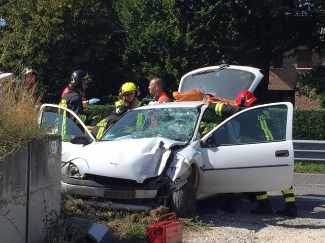 L'auto a bordo della quale c'erano i due feriti