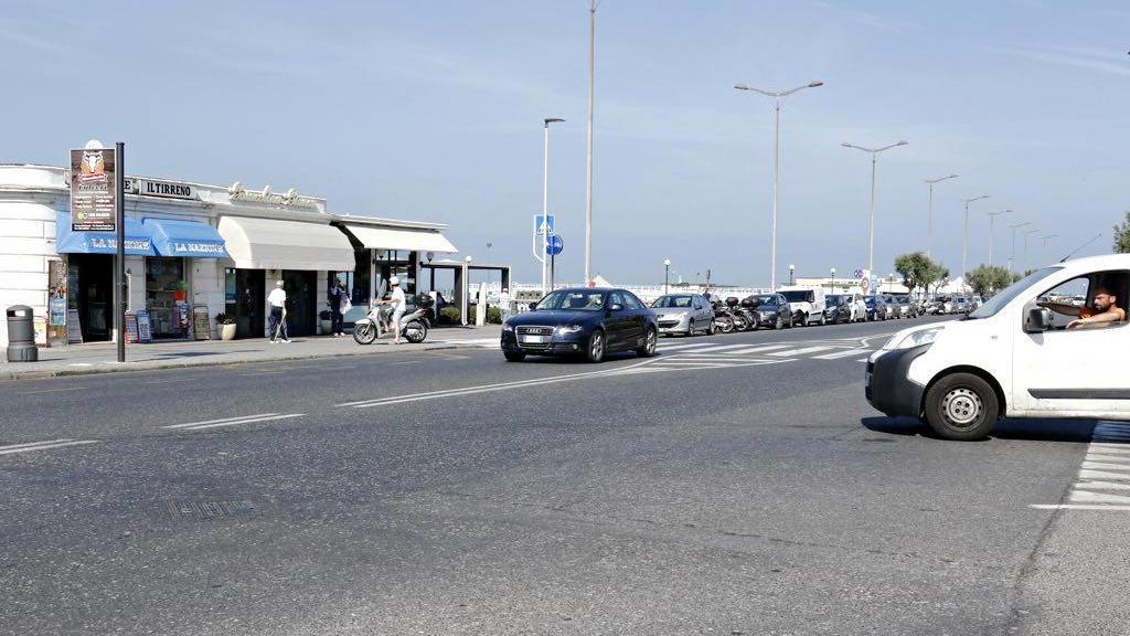 Ruba un portafogli ma viene inseguito e lo lascia per terra
