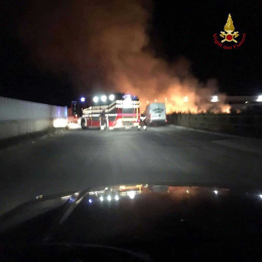 L'incendio della notte scorsa a Campo all'Olmo