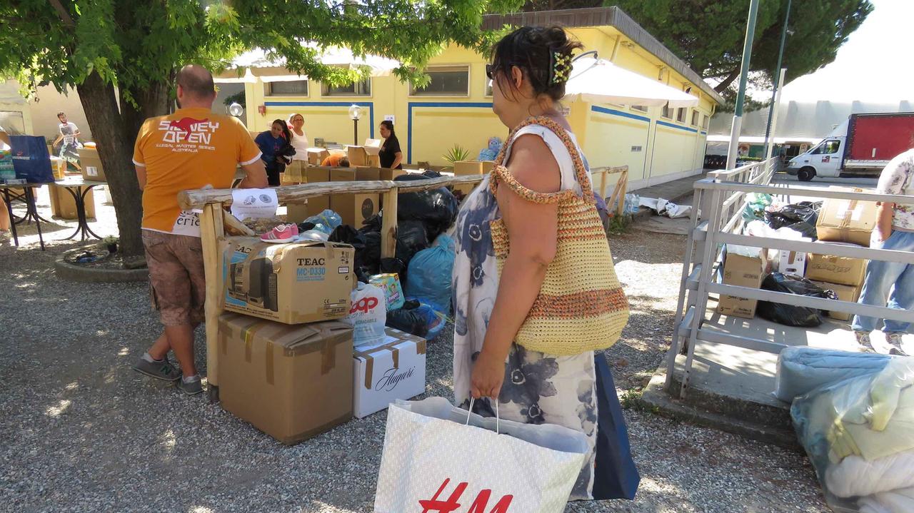 La raccolta di generi di prima necessità al campo sportivo di Coiano (foto Batavia)
