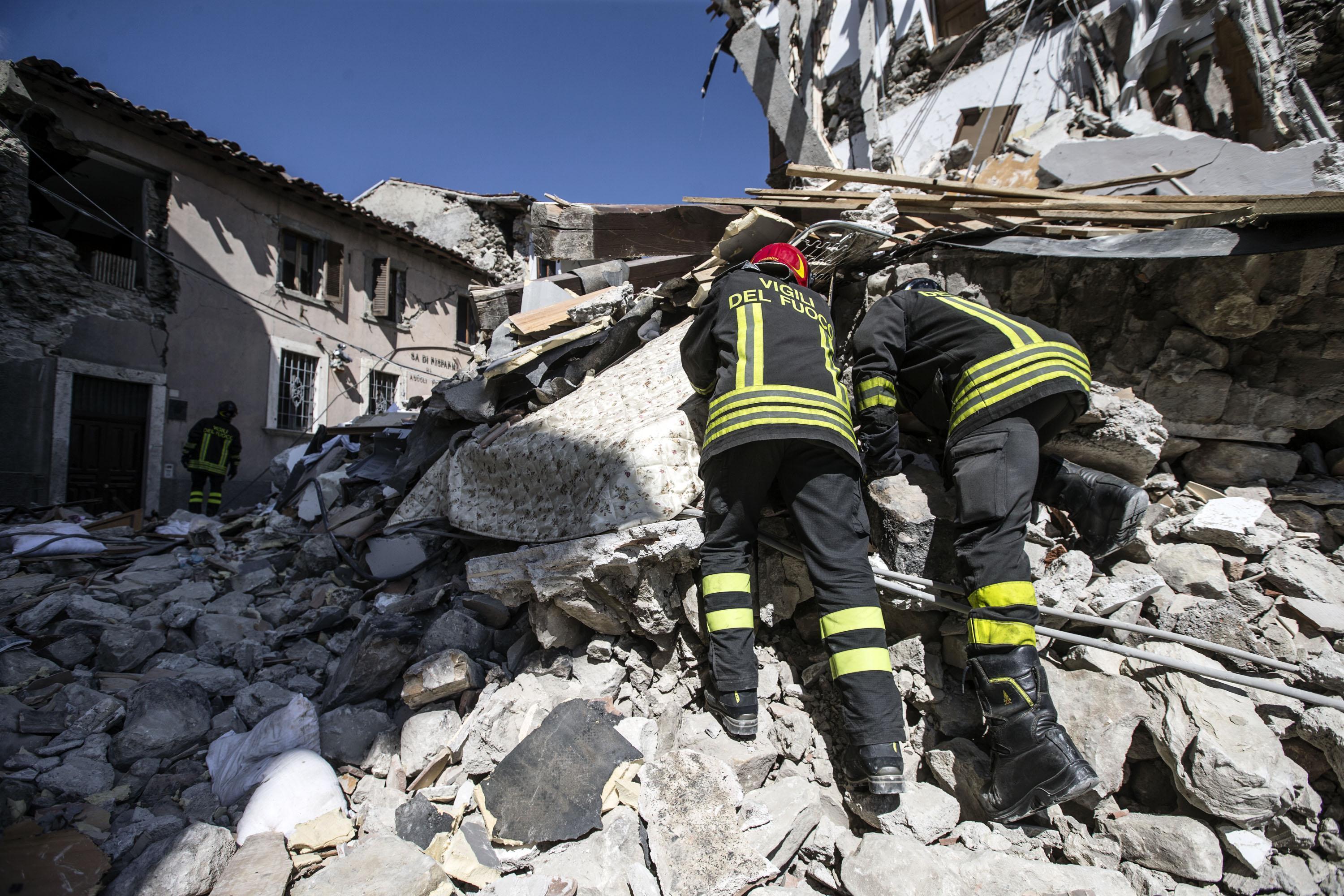 Il cuore dei toscani: "Tutta la notte a scavare tra le macerie del terremoto" 