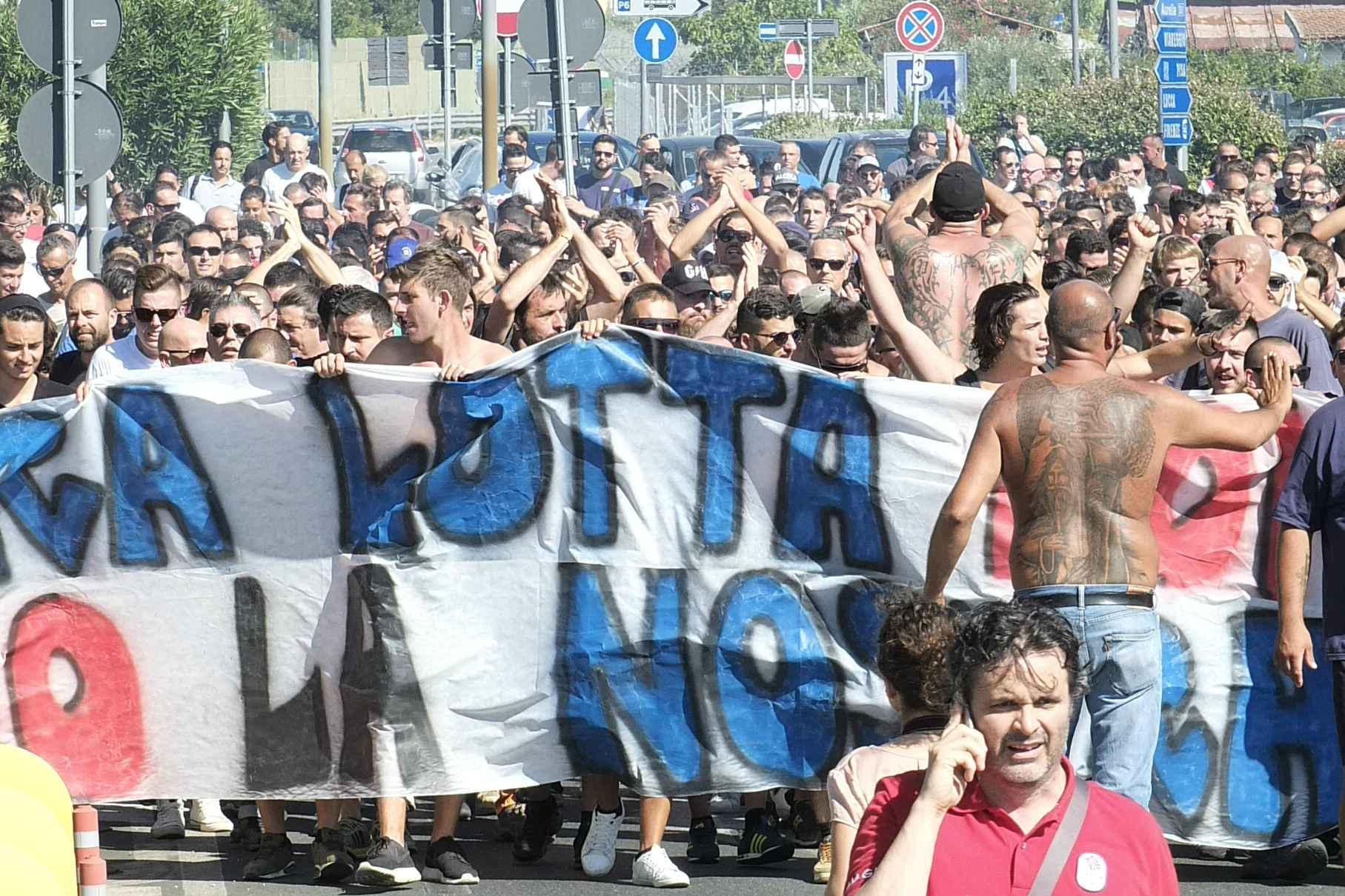La protesta dei tifosi (foto Muzzi)