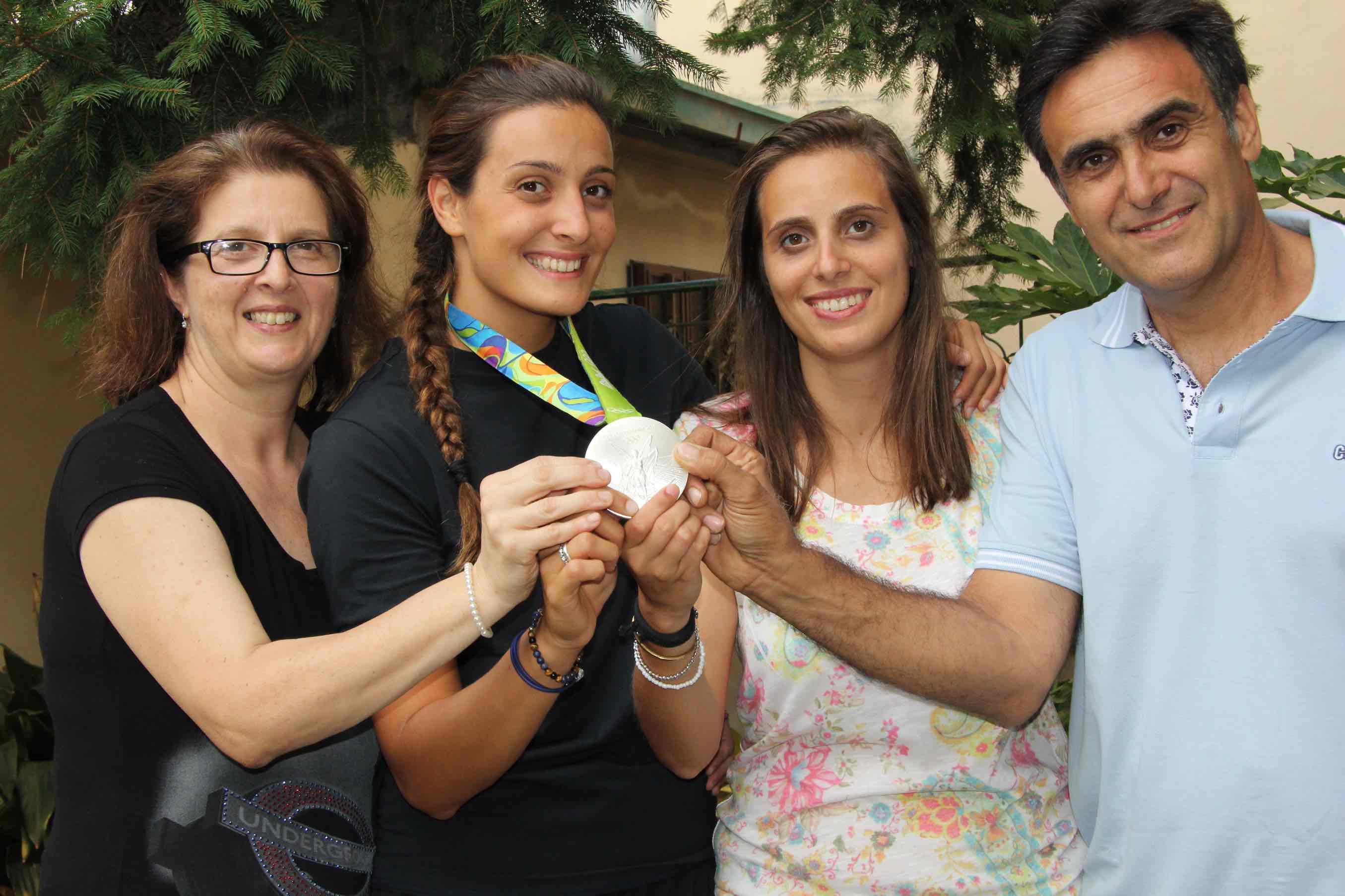 Chiara Tabani con la medaglia d’argento insieme ai familiari al suo rientro a casa dalle Olimipiadi (foto Batavia)