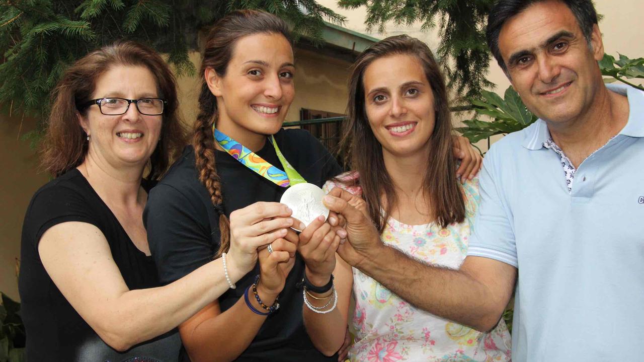 Chiara Tabani con la medaglia d’argento insieme ai familiari al suo rientro a casa dalle Olimipiadi (foto Batavia)
