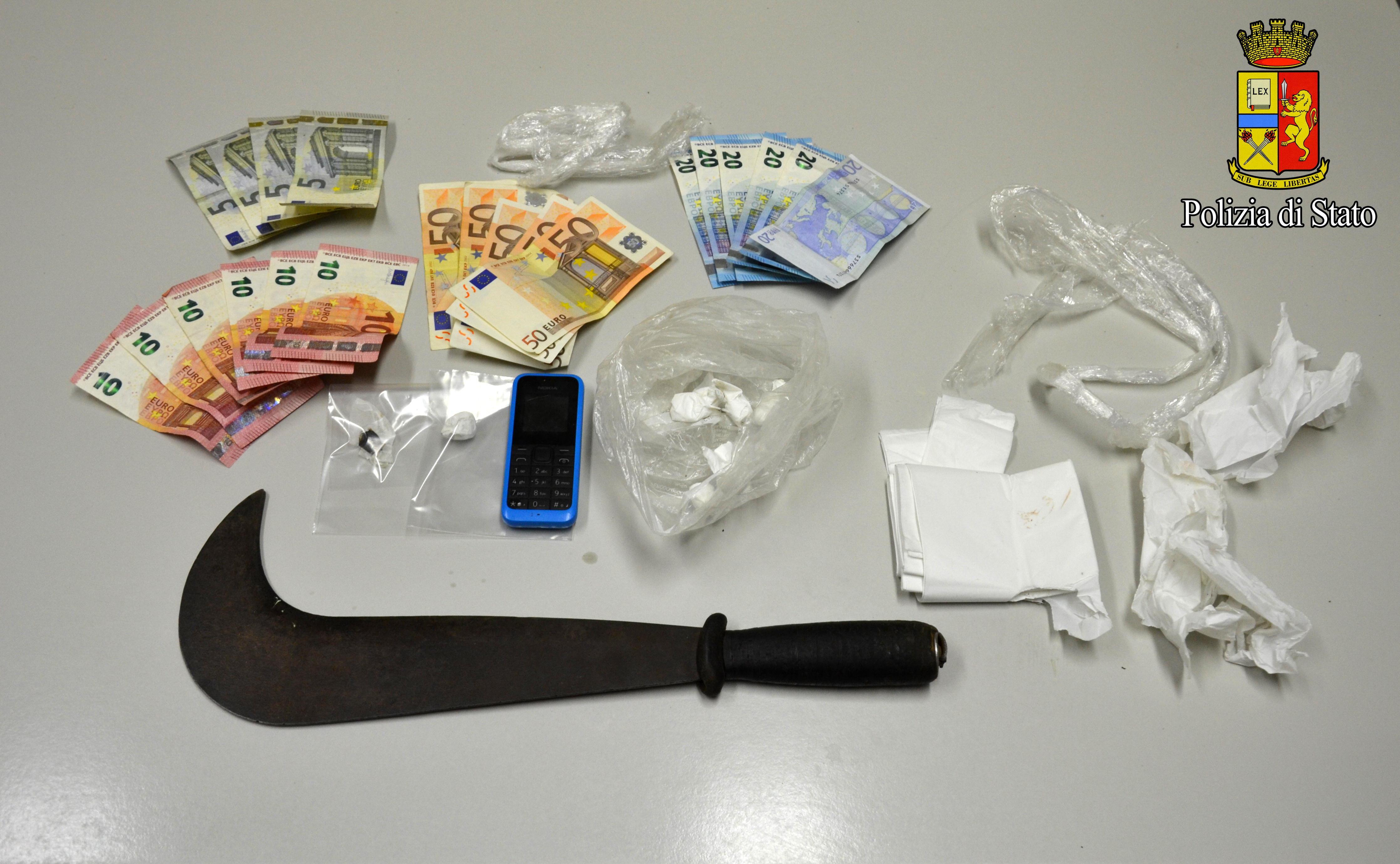 I soldi, la droga, il telefonino e il pennato sequestrati